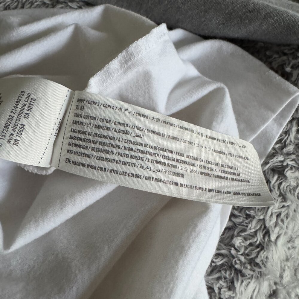 Abercrombie & Fitch | NWOT Graphic Short Sleeve T-Shirt in White Size Large - Picture 6 of 8